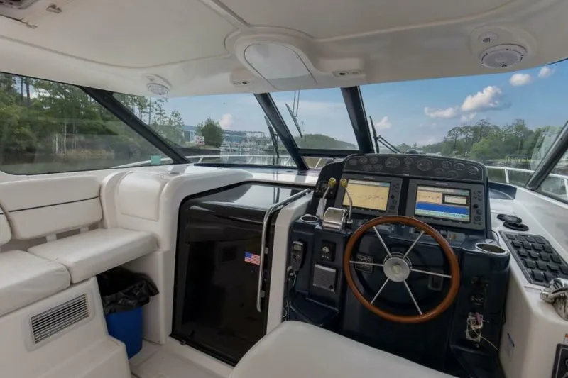 Slide: The Image of 2005 3600 Tiara _Forever Friday_ Cockpit Sitting Area (3) - 5779416