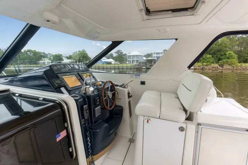 Slide: The Image of 2005 3600 Tiara _Forever Friday_ Cockpit Sitting Area (4) - 5779398