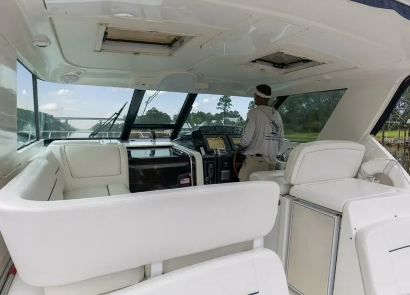 Slide: The Image of 2005 3600 Tiara _Forever Friday_ Cockpit Sitting Area (6) - 5779418