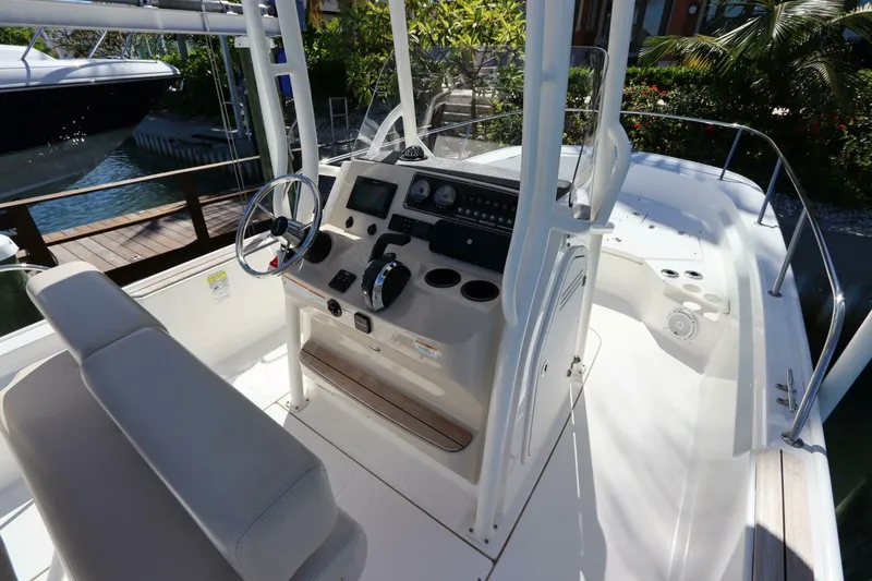 Slide: The Image of Boston Whaler 210 Montauk 2019 - 5780445