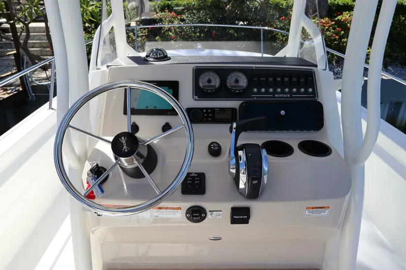 Slide: The Image of Boston Whaler 210 Montauk 2019 - 5780448