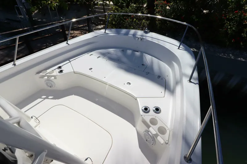 Slide: The Image of Boston Whaler 210 Montauk 2019 - 5780455