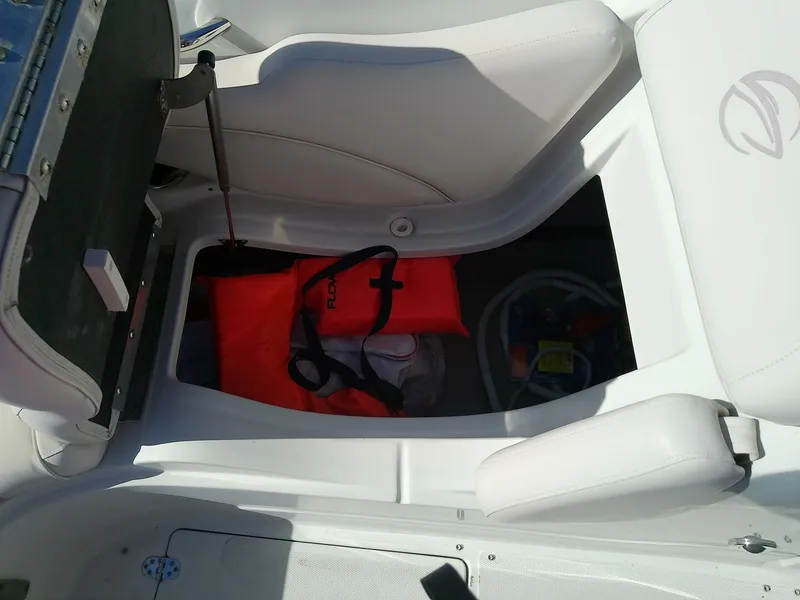 Slide: The Image of Crownline Boats Eclipse E6 XS 2017 - 5783529