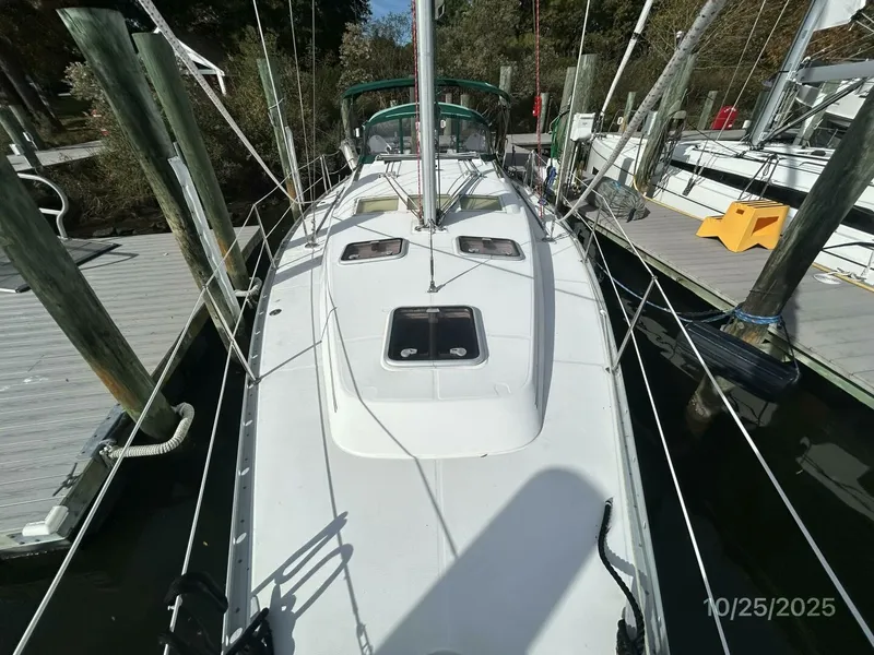 Slide: The Image of 37' Beneteau foredeck aft - 5786378