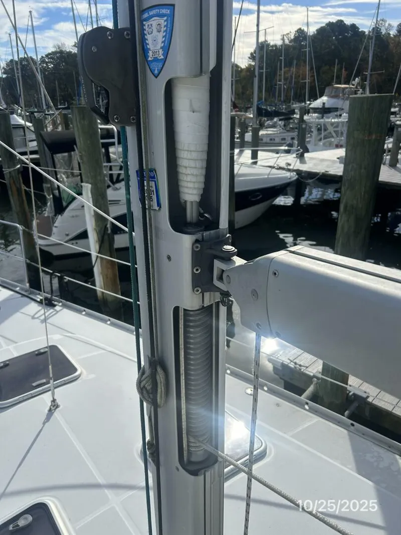 Slide: The Image of 37' Beneteau Mainsail furling - 5786391