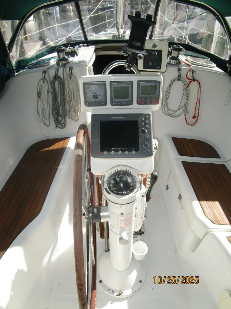 Slide: The Image of 37' Beneteau cockpit helm2 - 5786364