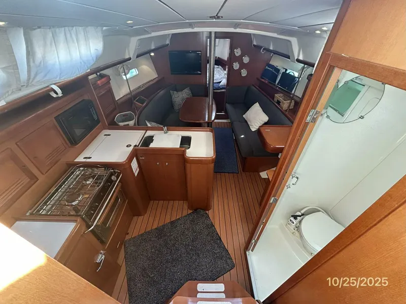 Slide: The Image of 37' Beneteau salon forward - 5786404