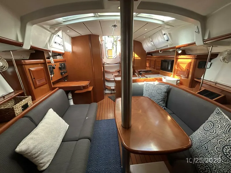 Slide: The Image of 37' Beneteau salon aft - 5786403