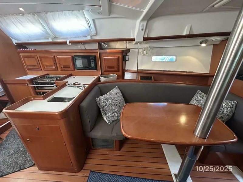 Slide: The Image of 37' Beneteau salon port - 5786405