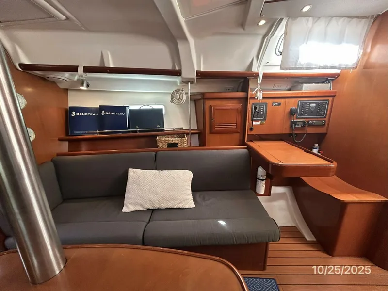 Slide: The Image of 37' Beneteau salon starboard - 5786408