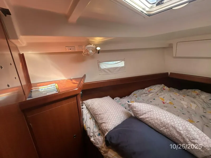 Slide: The Image of 37' Beneteau forward stateroom port - 5786383