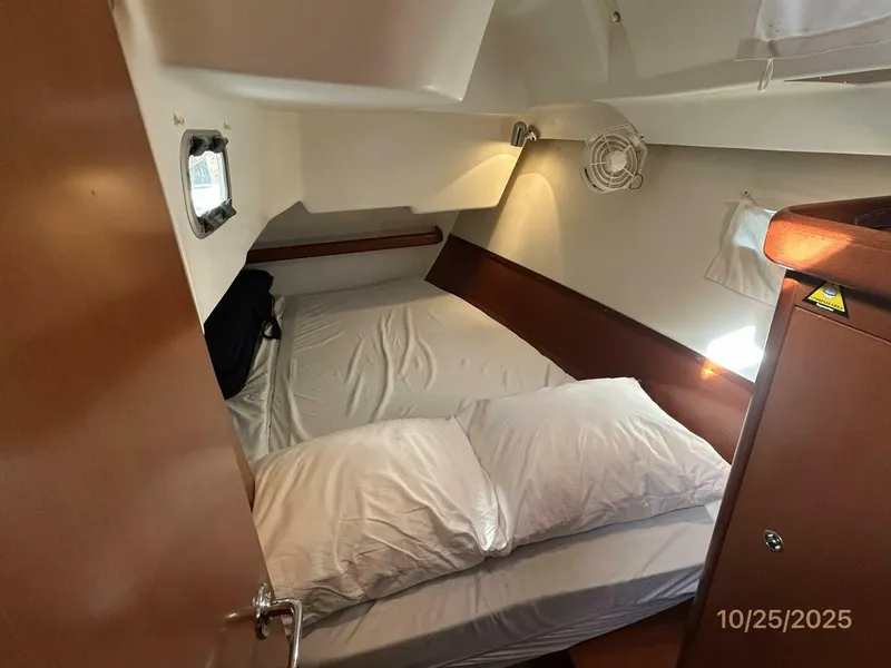 Slide: The Image of 37' Beneteau aft stateroom - 5786348