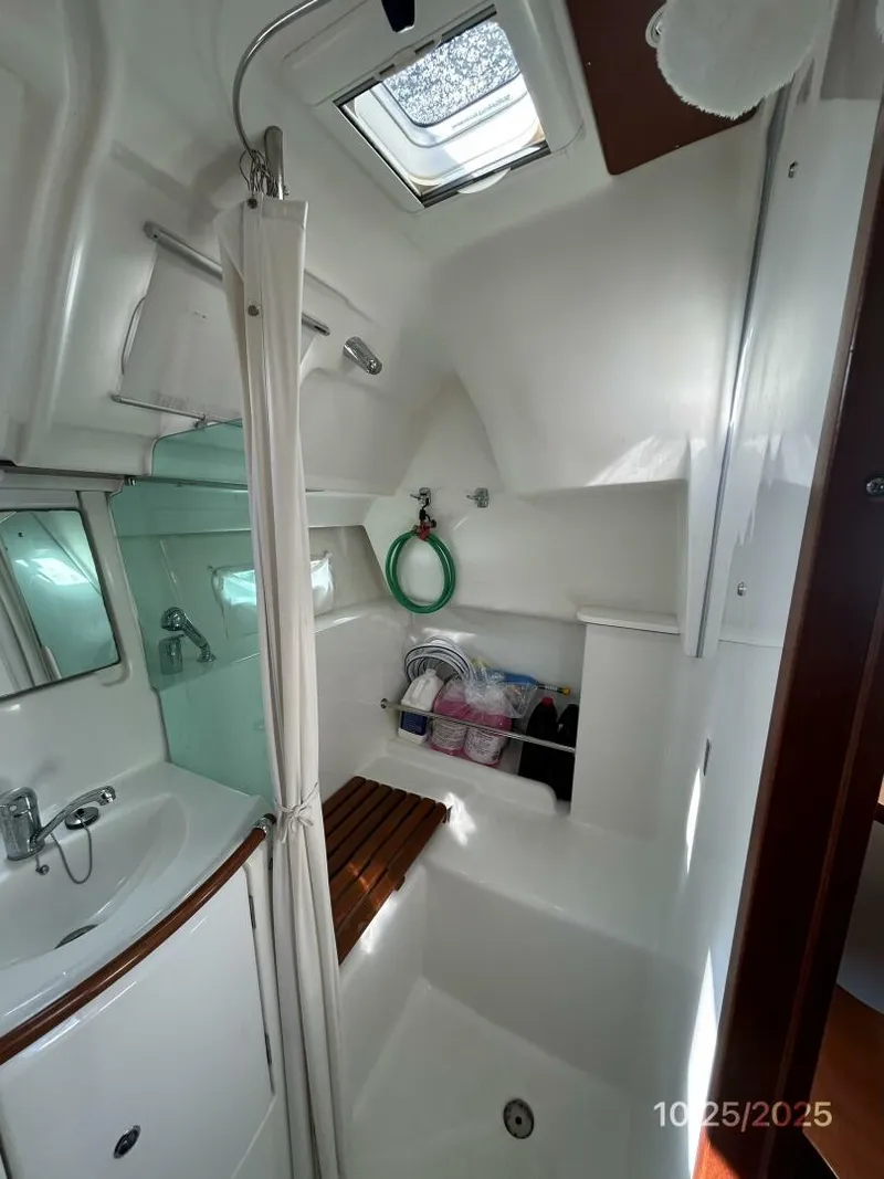 Slide: The Image of 37' Beneteau shower - 5786411
