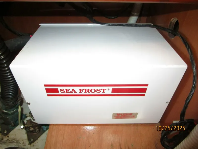 Slide: The Image of 37' Beneteau refrigeration system - 5786400