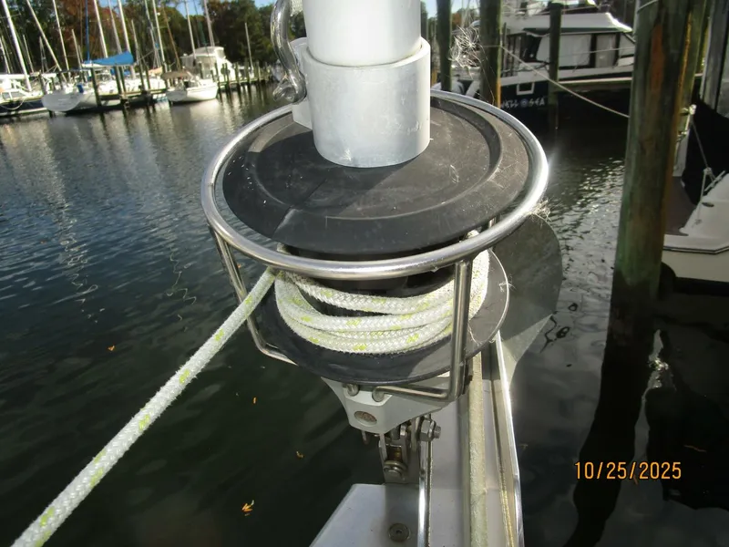 Slide: The Image of 37' Beneteau roller furler - 5786402