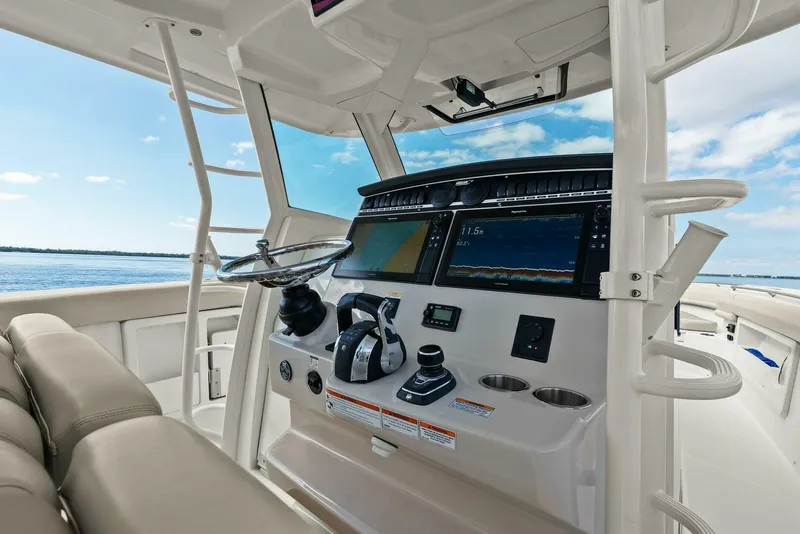Slide: The Image of 2019 Boston Whaler 380 Outrage 'Lima Kilo' - Helm - 5788031