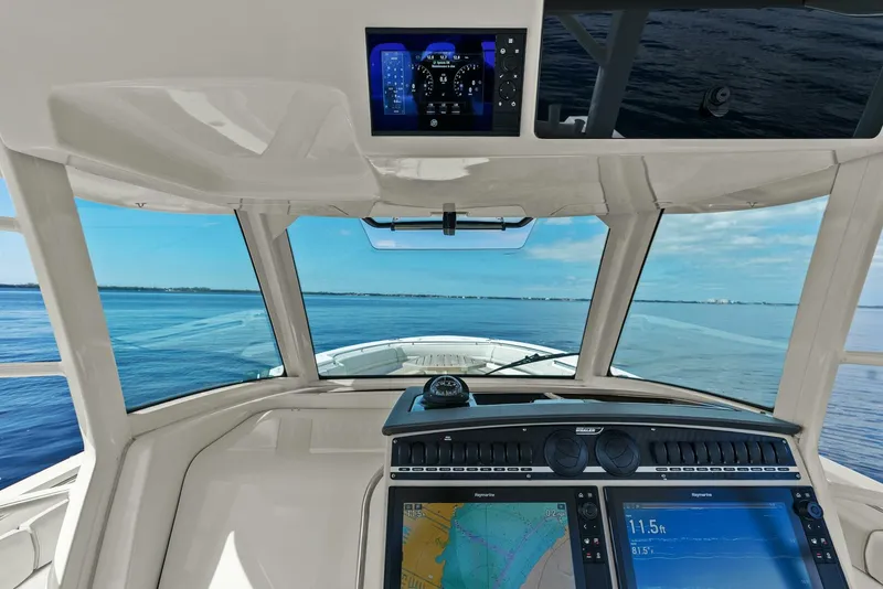 Slide: The Image of 2019 Boston Whaler 380 Outrage 'Lima Kilo' - Helm - 5788033