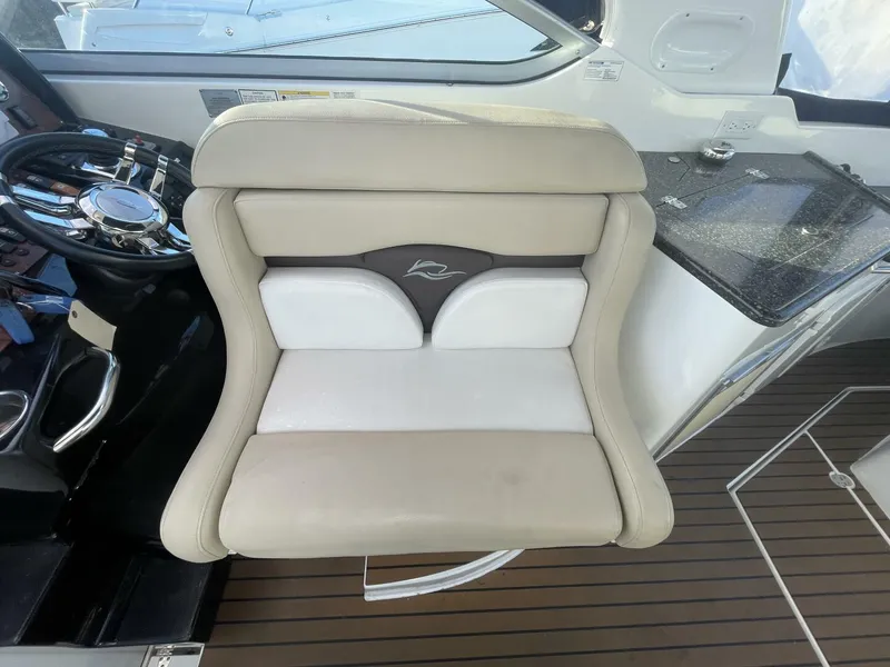 Slide: The Image of Rinker 310 Express 2016 - 5790670