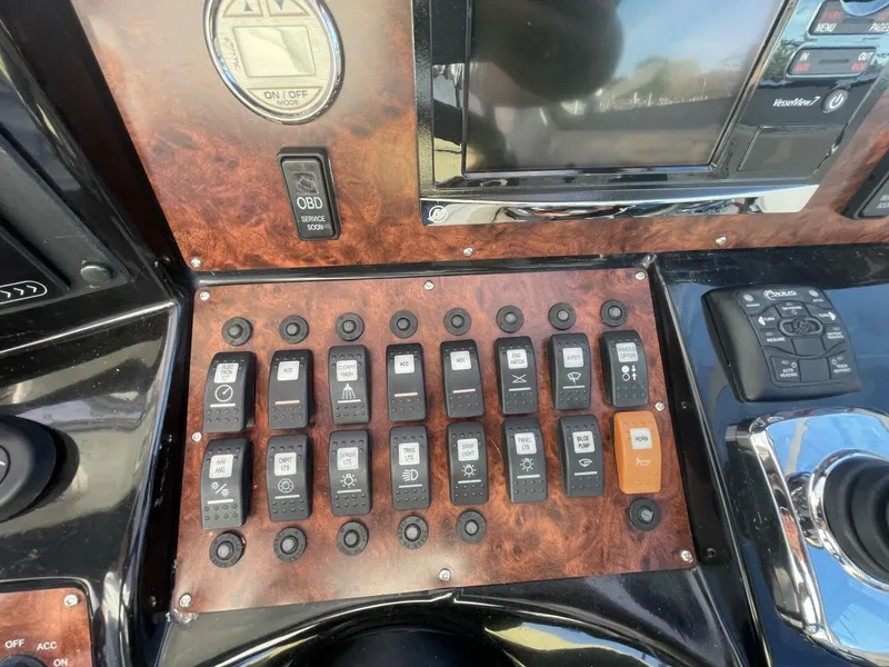 Slide: The Image of Rinker 310 Express 2016 - 5790676