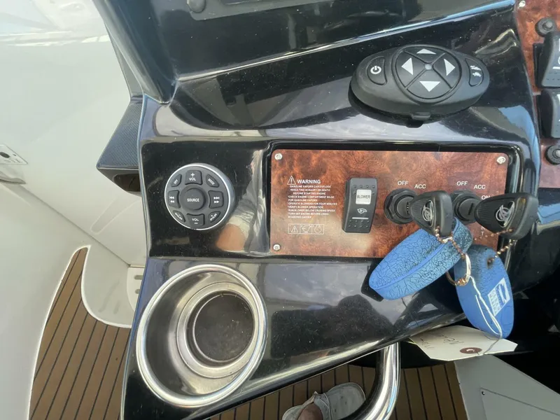 Slide: The Image of Rinker 310 Express 2016 - 5790674