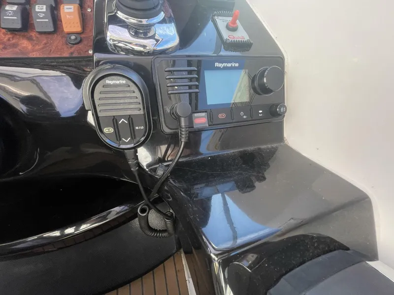 Slide: The Image of Rinker 310 Express 2016 - 5790672