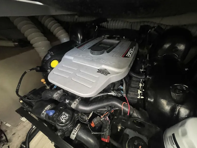 Slide: The Image of Rinker 310 Express 2016 - 5790694