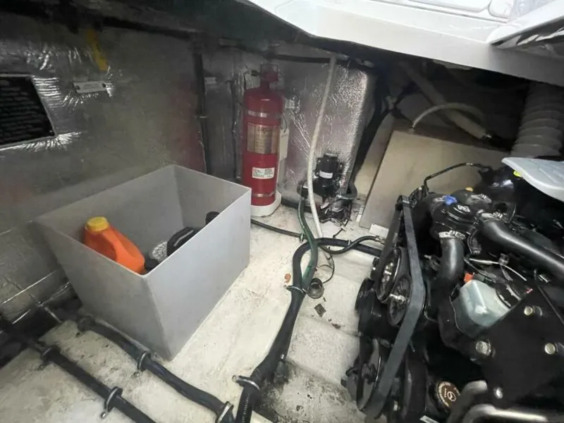 Slide: The Image of Rinker 310 Express 2016 - 5790660