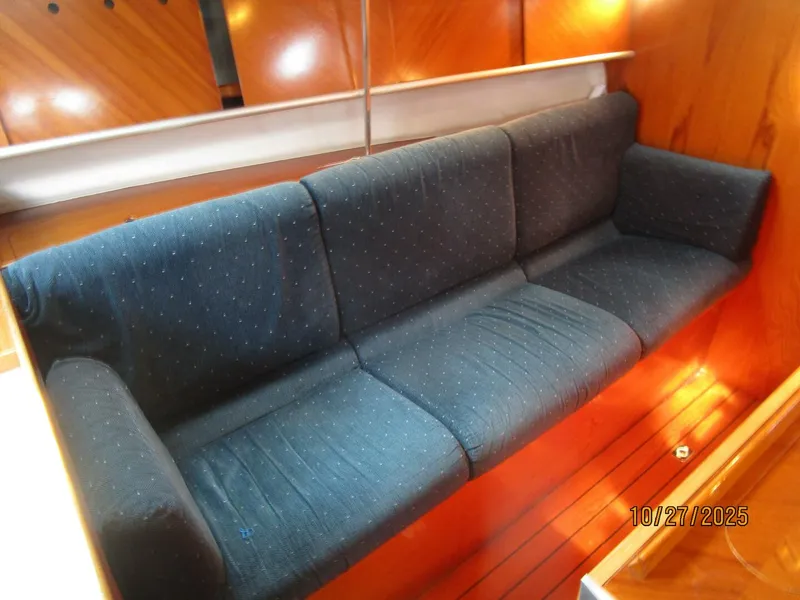 Slide: The Image of 38' Beneteau salon port seating1 - 5790591