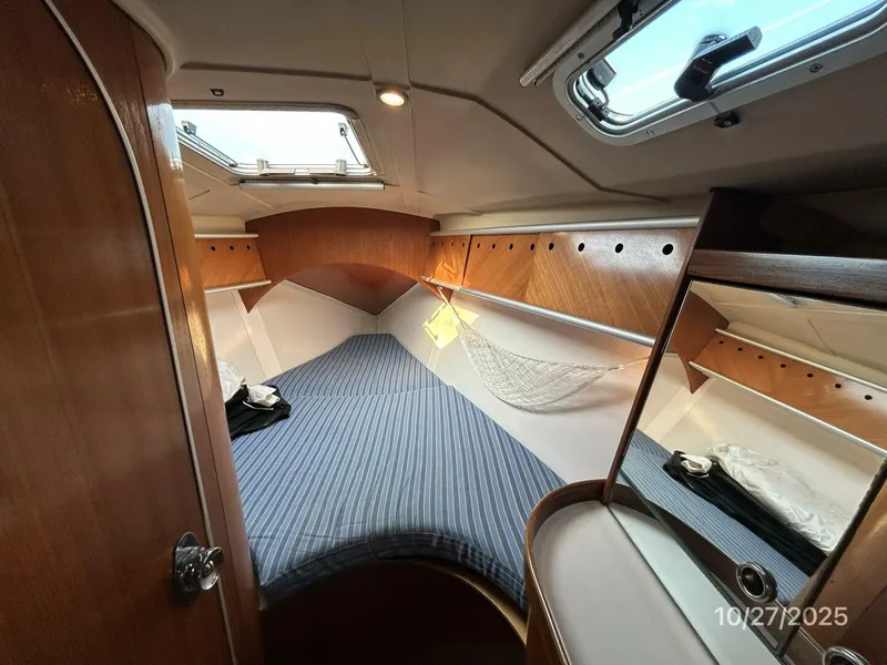 Slide: The Image of 38' Beneteau forward stateroom - 5790573