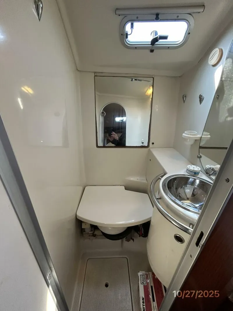Slide: The Image of 38' Beneteau forward head - 5790572
