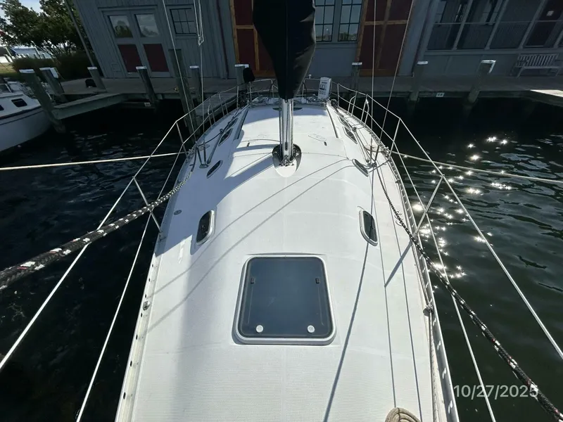 Slide: The Image of 38' Beneteau foredeck aft - 5790569