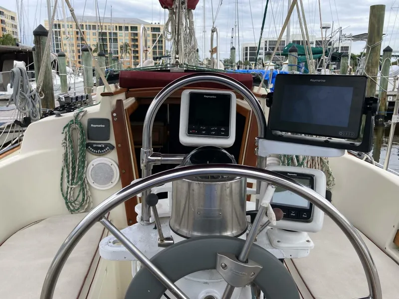 Slide: The Image of Pacific Seacraft 34 Voyager 1990 - 5790944