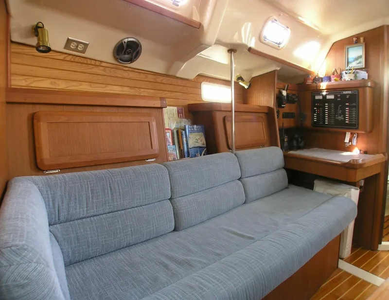 Slide: The Image of H37 Stbd Settee - 5792654