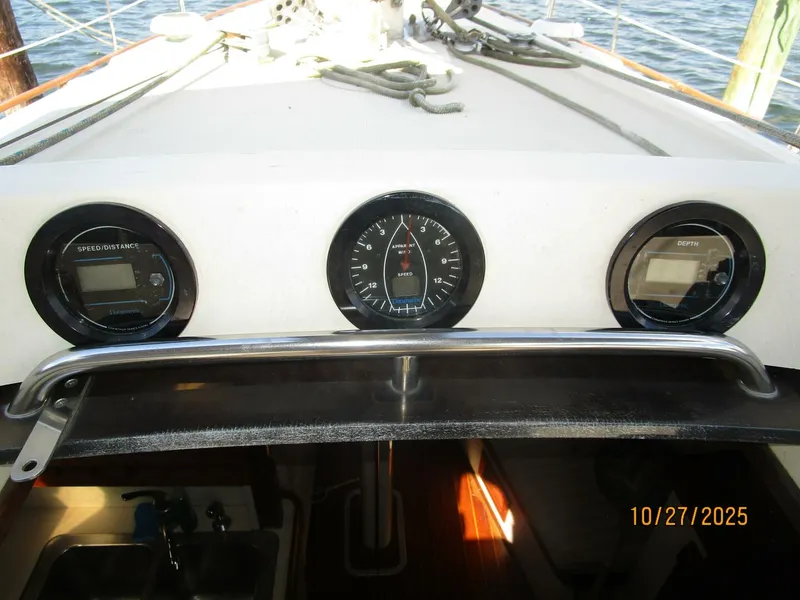 Slide: The Image of 36' S2 cockpit forward electronics - 5793190