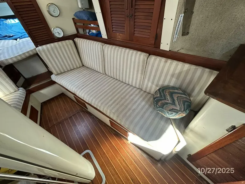 Slide: The Image of 36' S2 salon starboard seating1 - 5793217