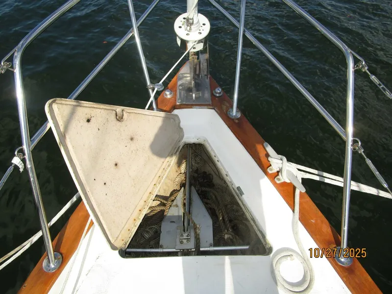 Slide: The Image of 36' S2 anchor chain locker open - 5793185