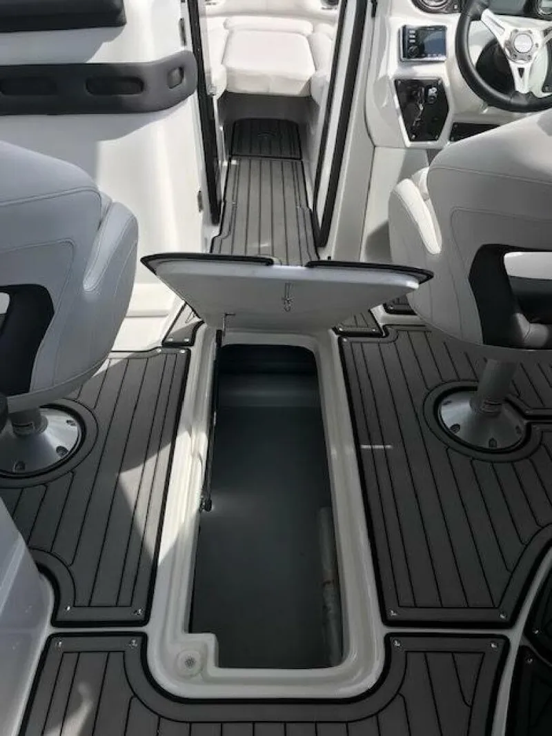 Slide: The Image of Rinker 29QX 2018 - 5795890