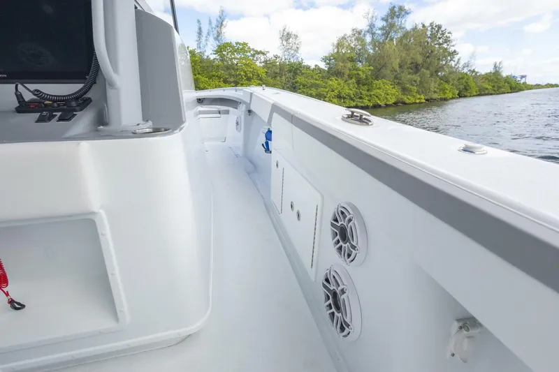 Slide: The Image of Yellowfin 42 Offshore 2026 - 5798983