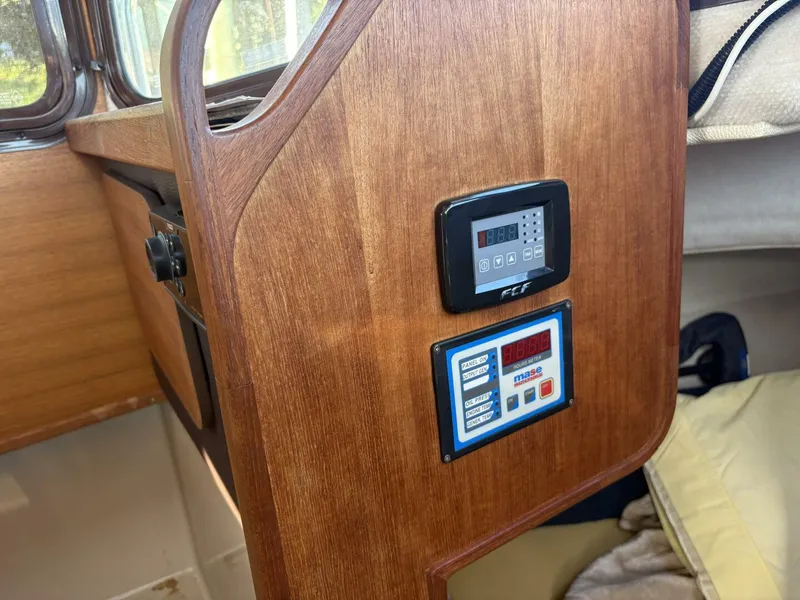 Slide: The Image of Ranger Tug R-27 AC, Genset controls  - 5801100