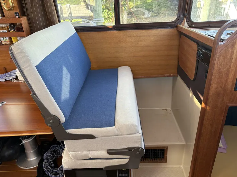 Slide: The Image of Ranger Tug R-27 Passenger seat - 5801102