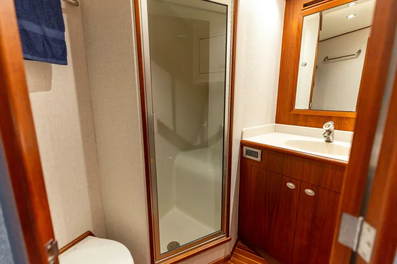 Slide: The Image of 2006 Jim Smith 68 Convertible- Forward Stateroom Head - 5835650