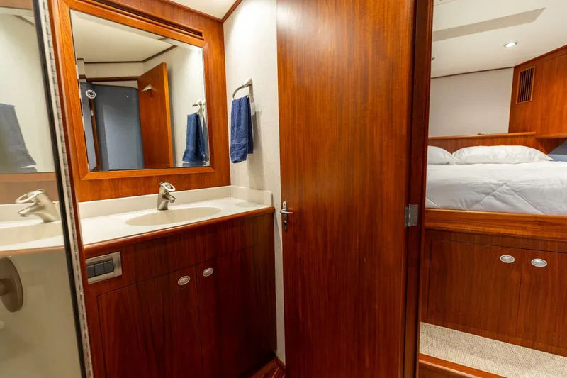 Slide: The Image of 2006 Jim Smith 68 Convertible- Forward Stateroom Head - 5835654