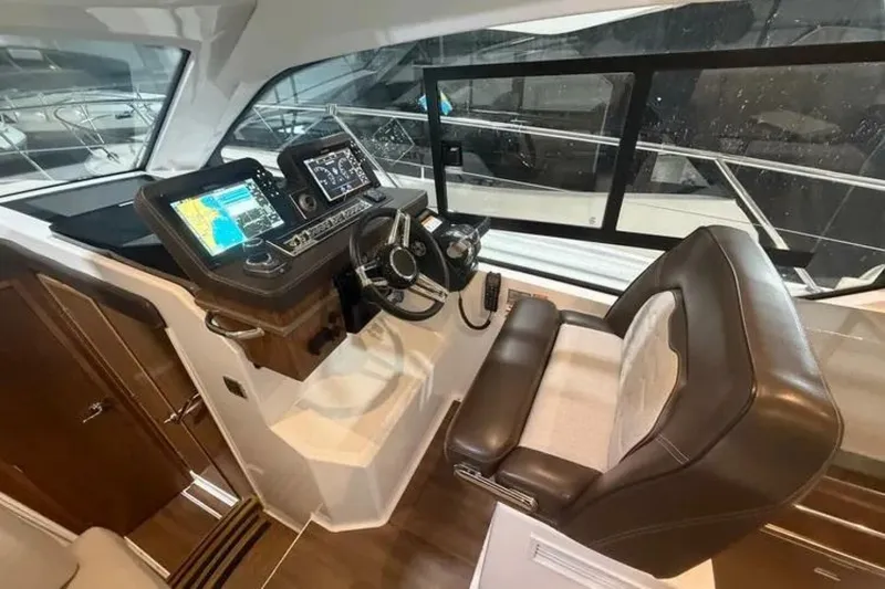 Slide: The Image of Four Winns 355 Vista Coupe 2022 - 5798393