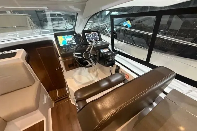 Slide: The Image of Four Winns 355 Vista Coupe 2022 - 5798349