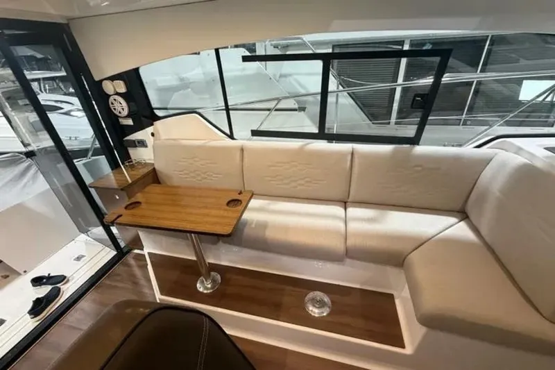 Slide: The Image of Four Winns 355 Vista Coupe 2022 - 5798382