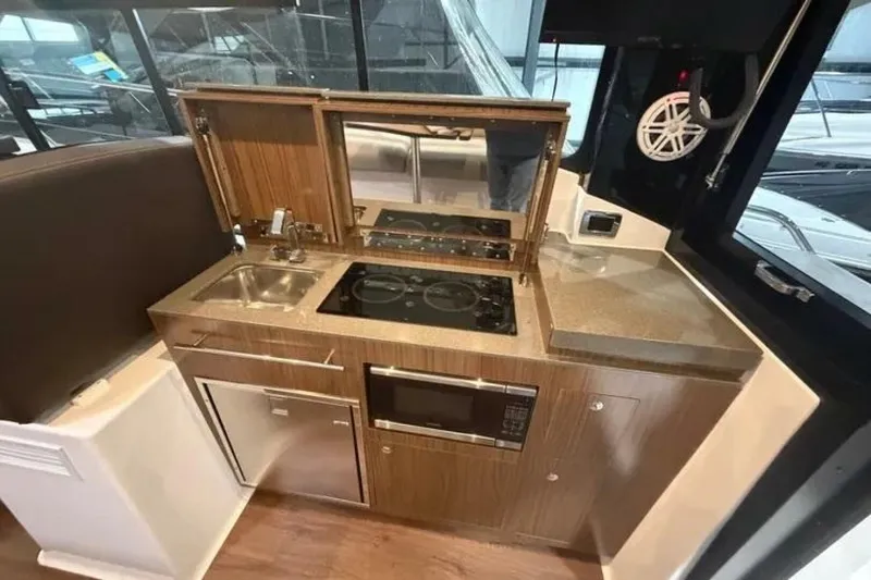 Slide: The Image of Four Winns 355 Vista Coupe 2022 - 5798383