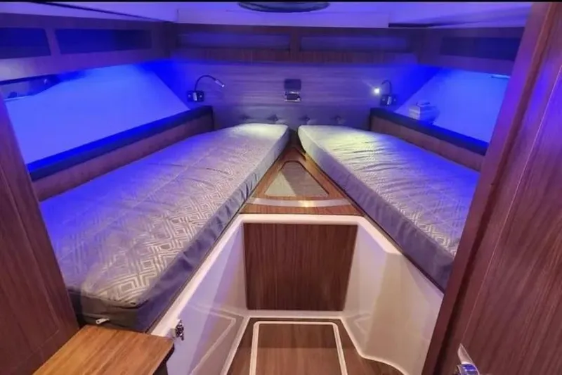 Slide: The Image of Four Winns 355 Vista Coupe 2022 - 5798384