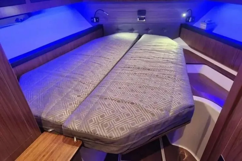 Slide: The Image of Four Winns 355 Vista Coupe 2022 - 5798385