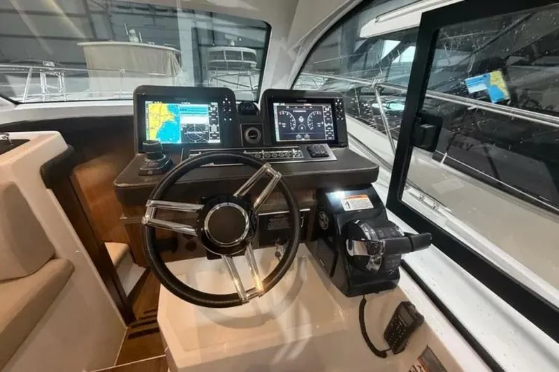 Slide: The Image of Four Winns 355 Vista Coupe 2022 - 5798074