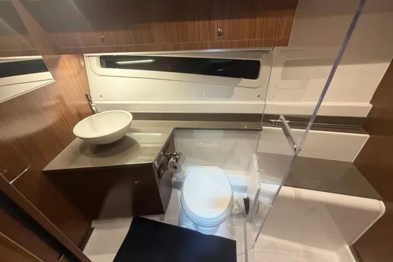 Slide: The Image of Four Winns 355 Vista Coupe 2022 - 5798389